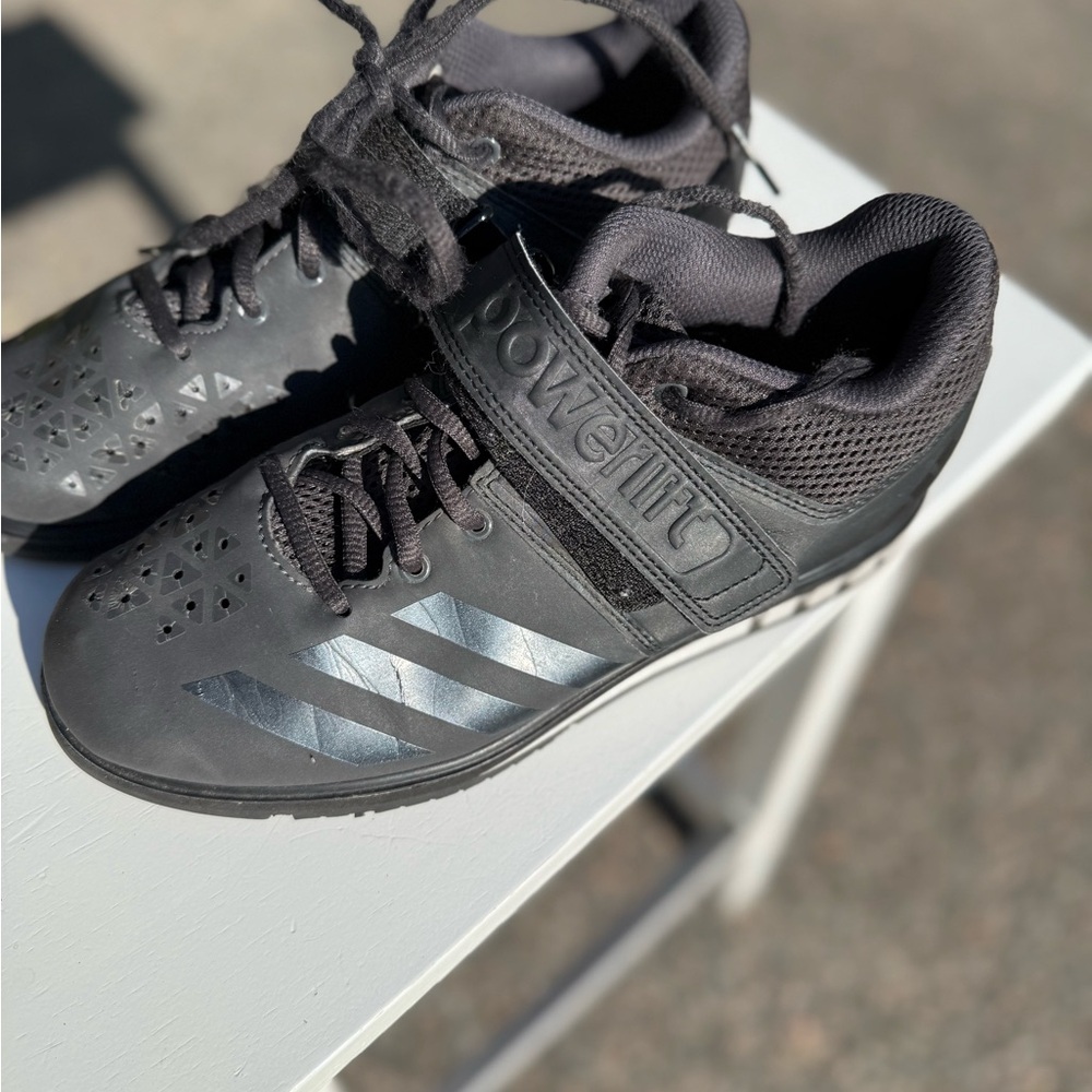 Adidas women’s 8 Black Powerlift Weightlifting Shoes